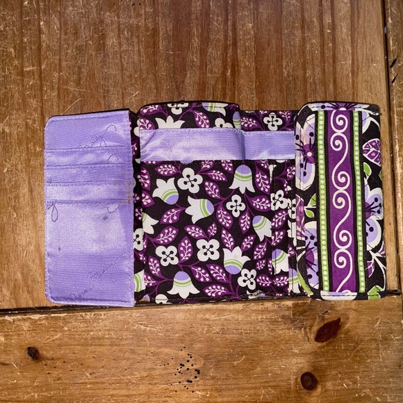 VGUC Vera Bradley Retired Pattern “Plum Petals” Tri-fold Wallet - Picture 4 of 9